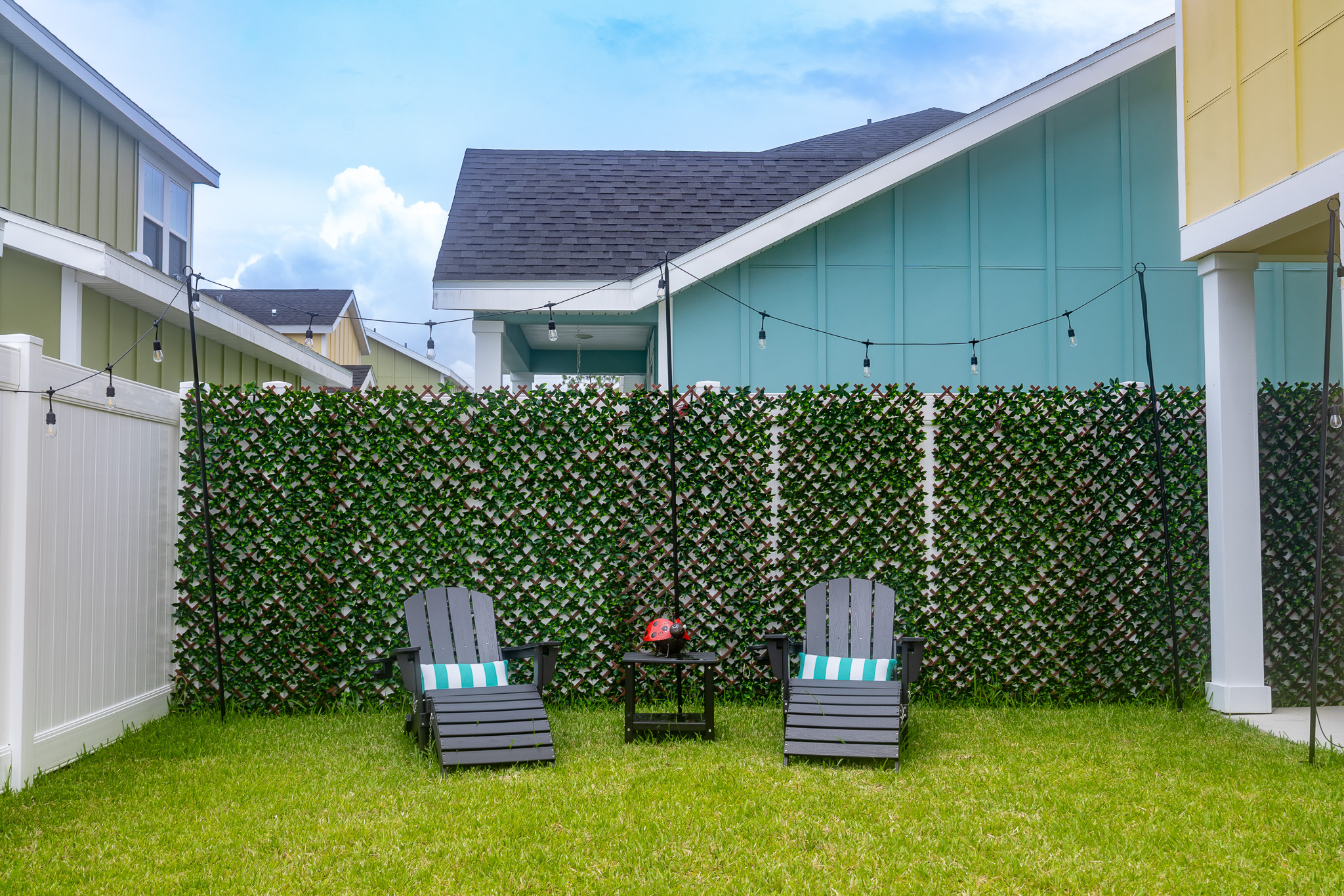 2 lawn chairs in backyard